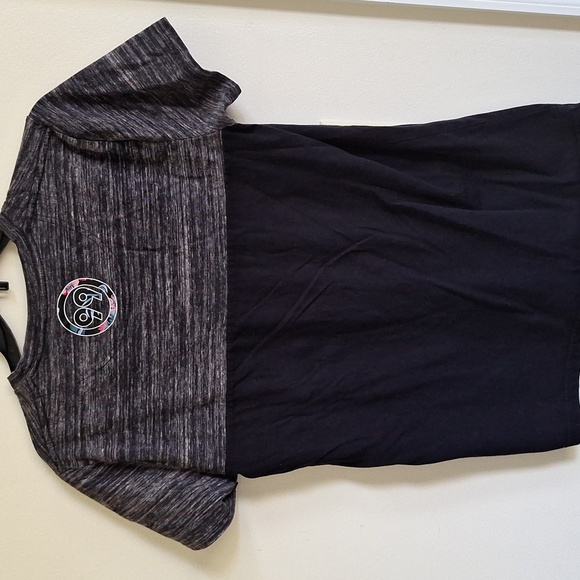 3/$20 Hollister Black and Gray T-Shirt Size Small - Picture 3 of 4